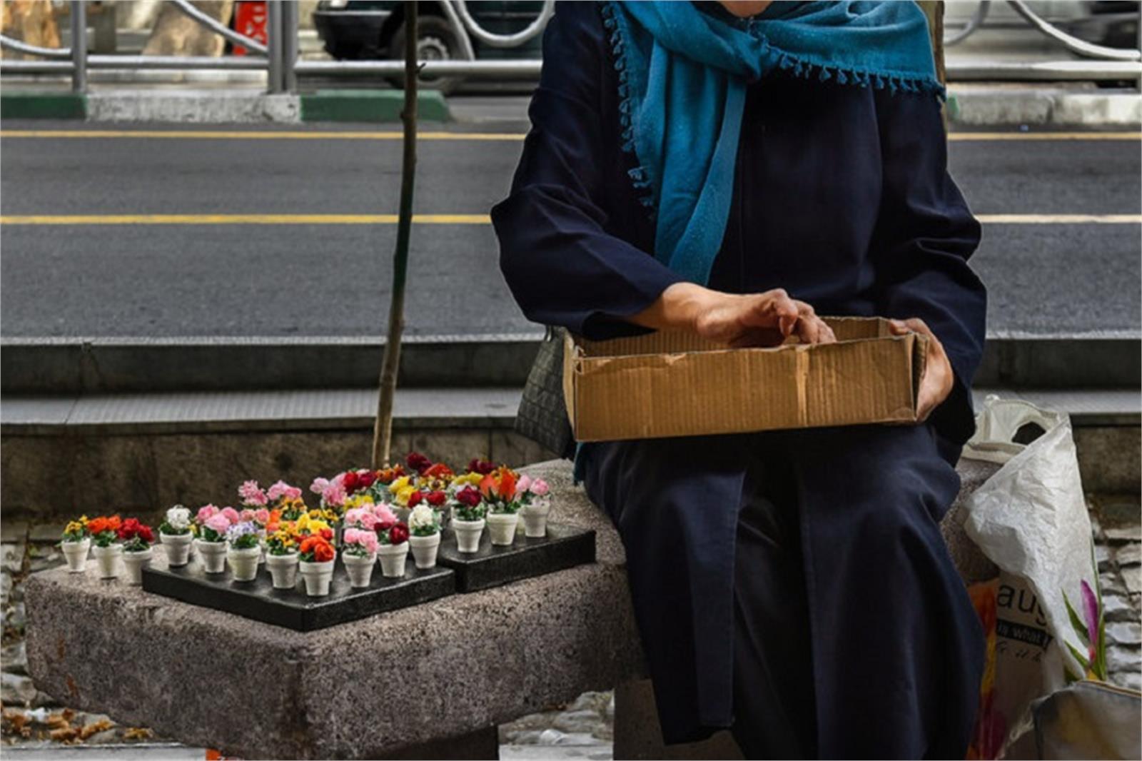 عیدی یک میلیون تومانی بنیاد مستضعفان به ۴۰۰۰ دستفروش پایتخت/ از دستفروشان جنوب تهران تا پارکینگ پروانه